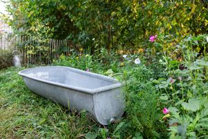 Vintage-Badewanne im Garten