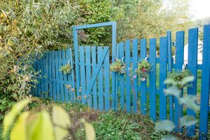 Blauer Gartenzaun